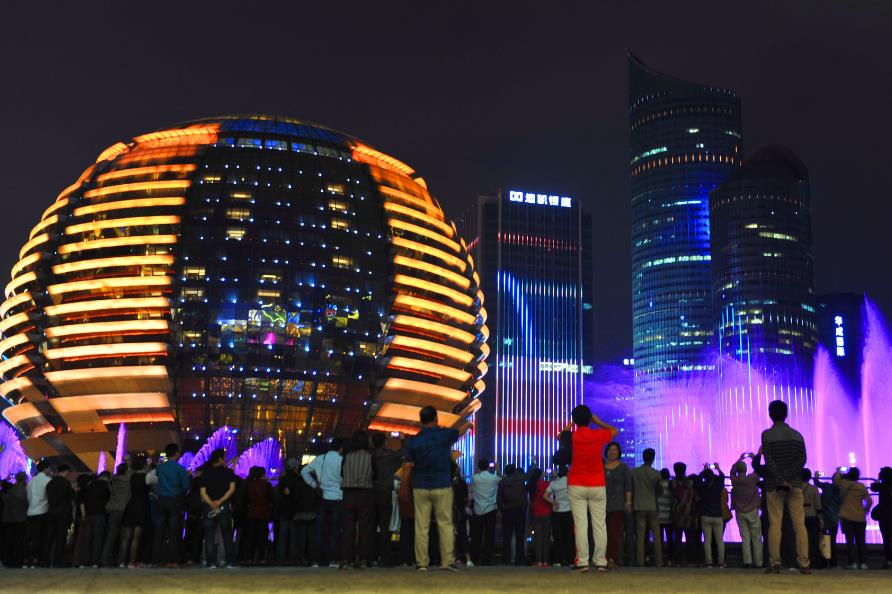 灯光秀让城市的夜晚变得美丽夺目